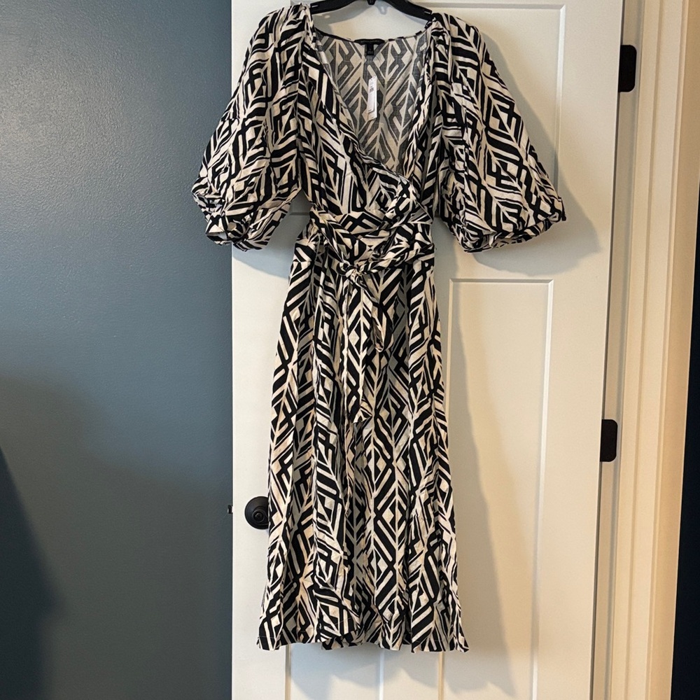 Banana Republic, size L Black and White Patterned balloon Sleeve Dress